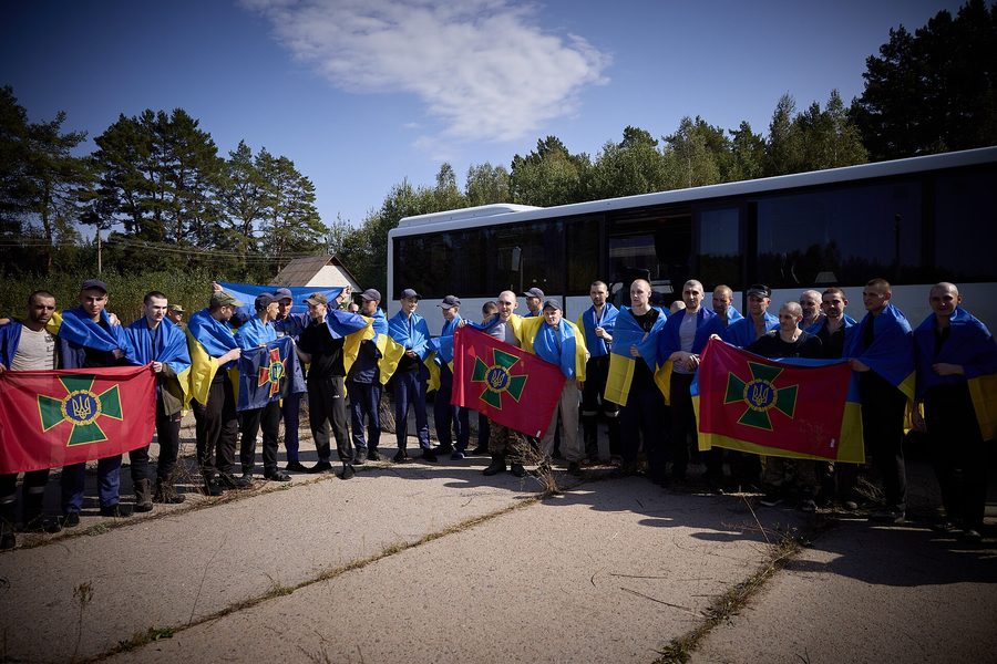 Полонені та рідні на обміні